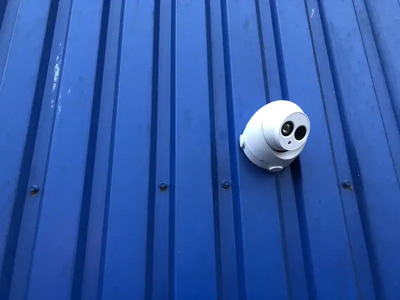 IP-kamera installation – moderne 4K IP-overvågningskamera monteret diskret på kontor