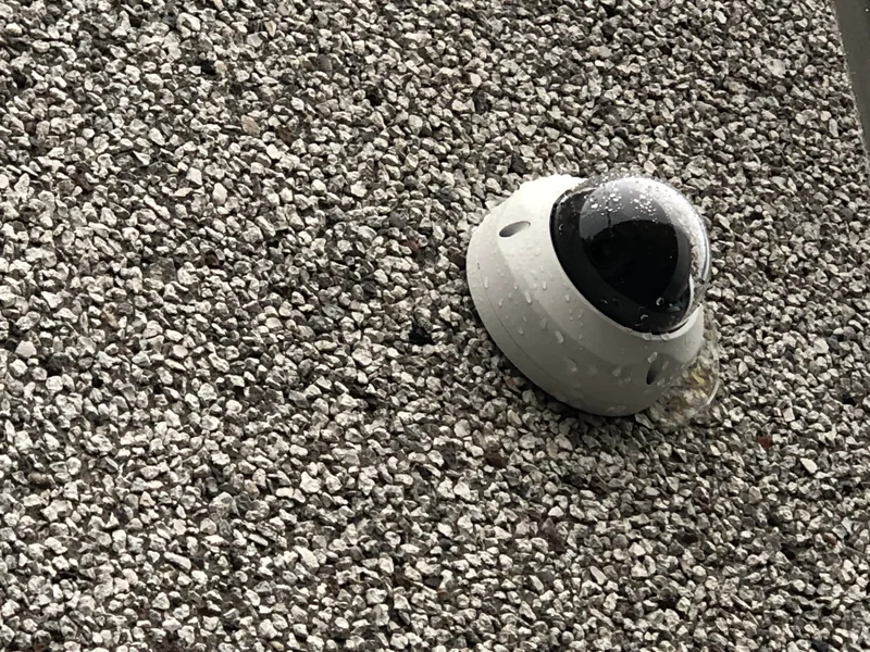 Dome-kamera i loftet på dansk dagligvarebutik