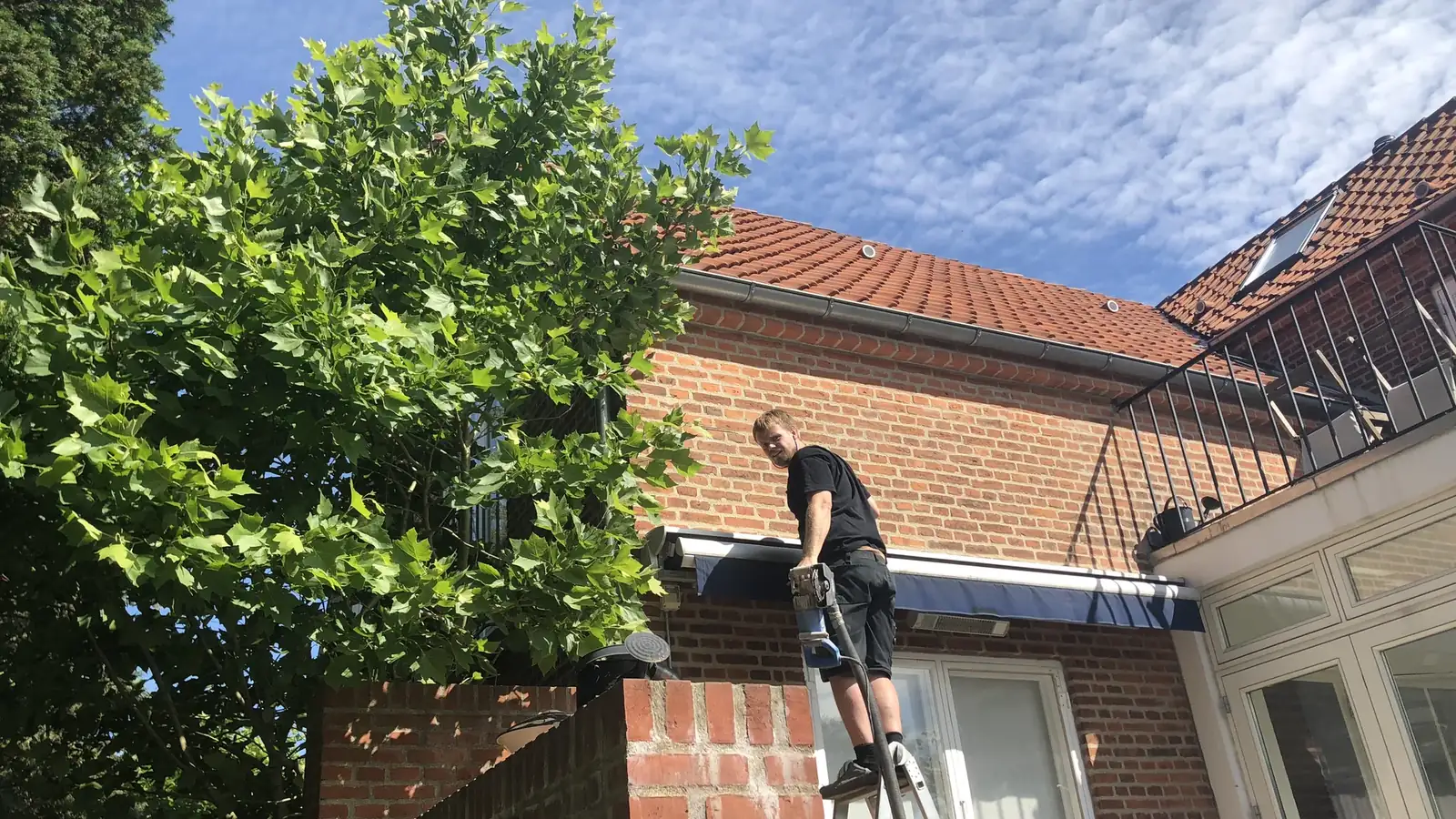 Udendørs overvågningskamera monteret på lagerhal – vejrfast IP67-kamera med ColorVu nattesyn