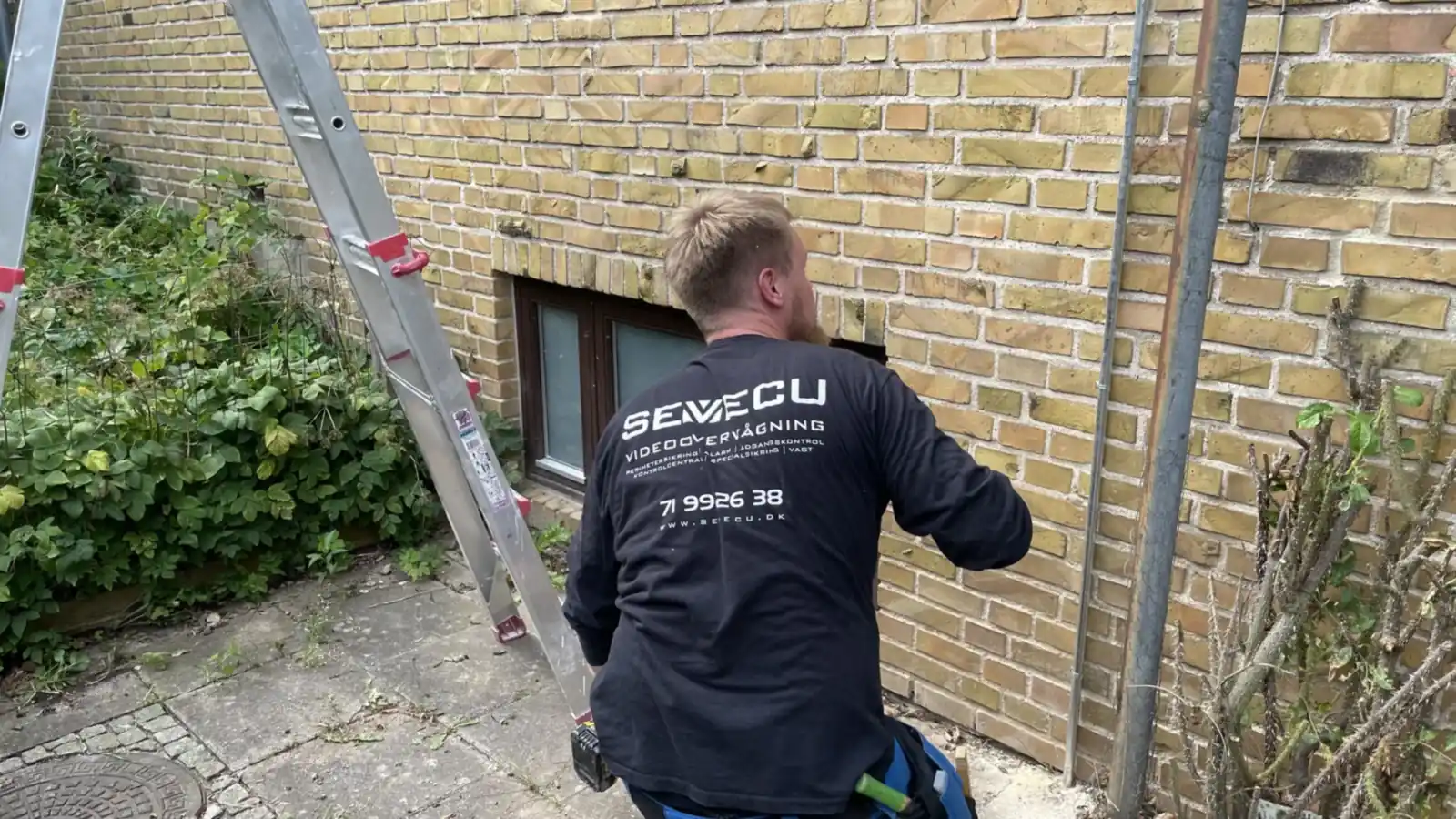 SEVECU-tekniker monterer kamera på boligblok