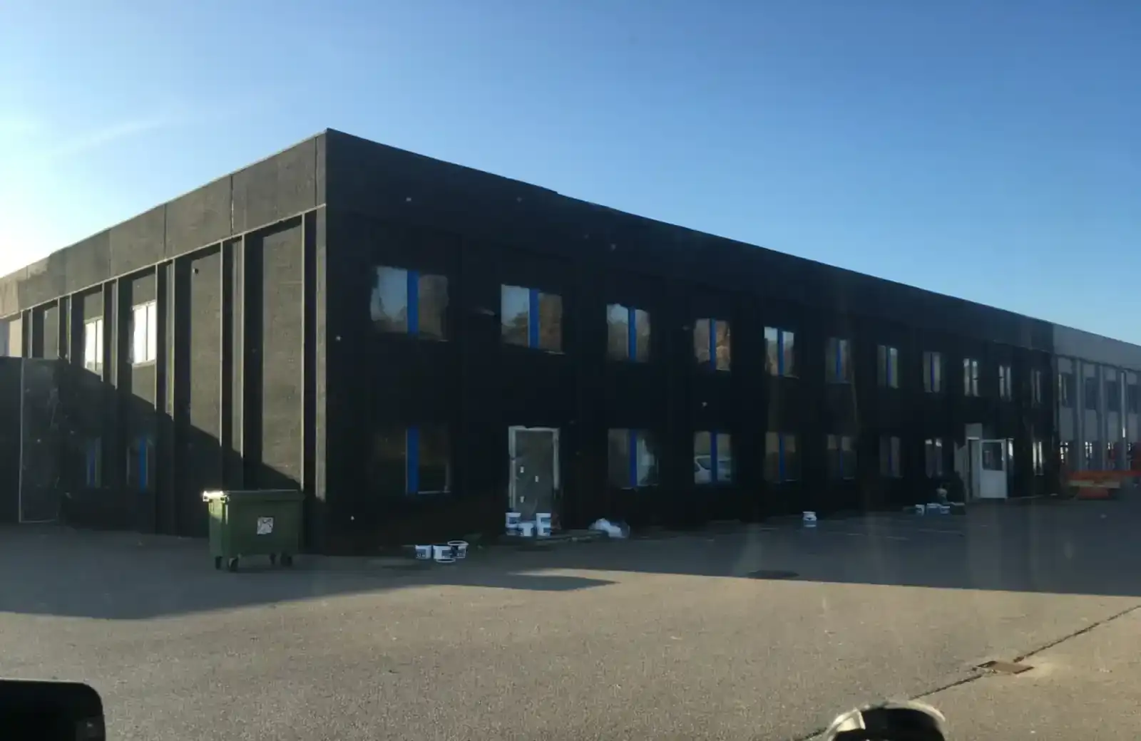 Kontorbygning i erhvervsområde