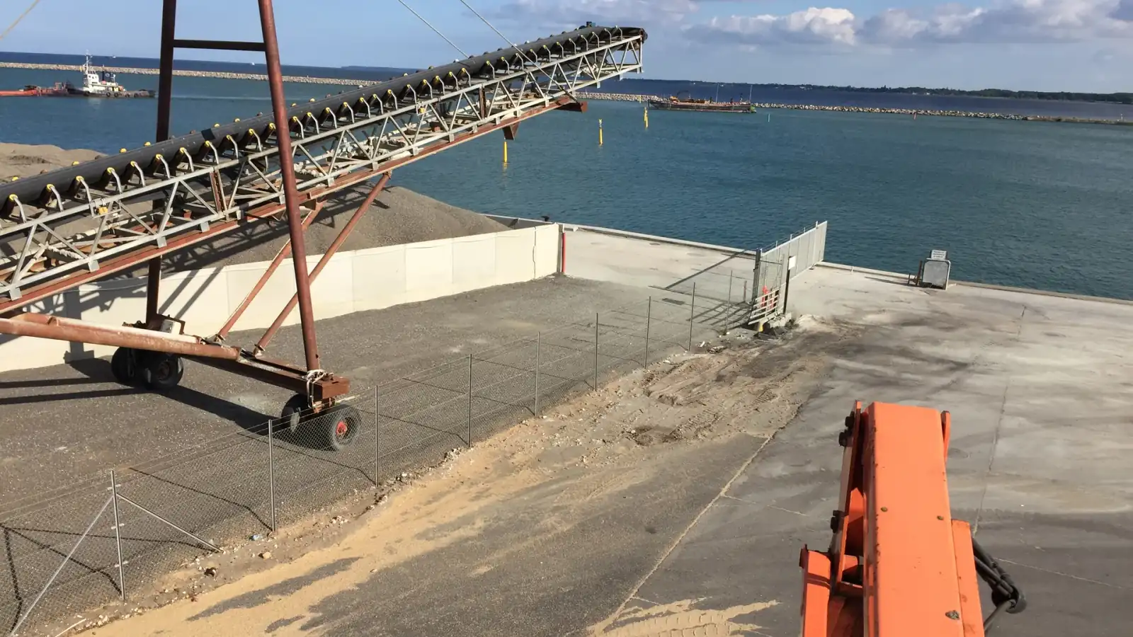 Havneområde med transportbånd ved kajen